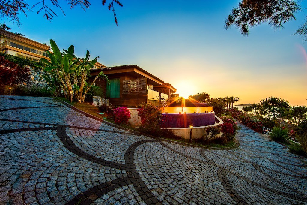 cheap resort hotels to Spend holiday with family