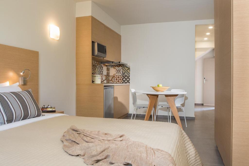 Superior Studio Bedroom Sundance Suites Hotel