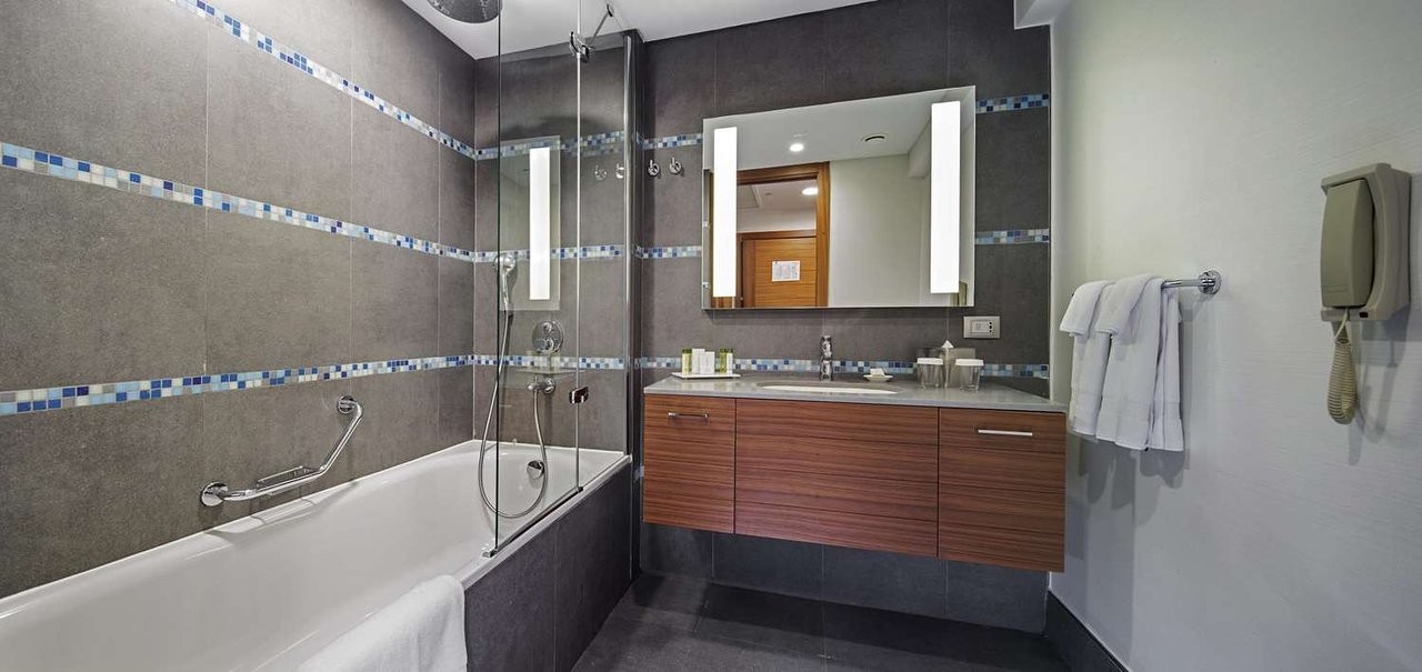 Doubletree By Hilton Kusadasi Bathroom