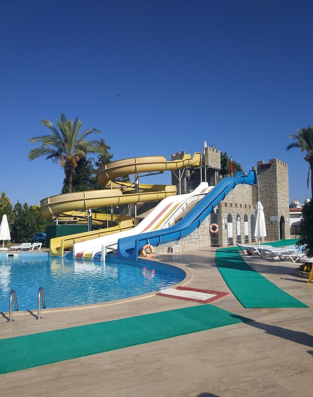 2 Outdoor swimming pools