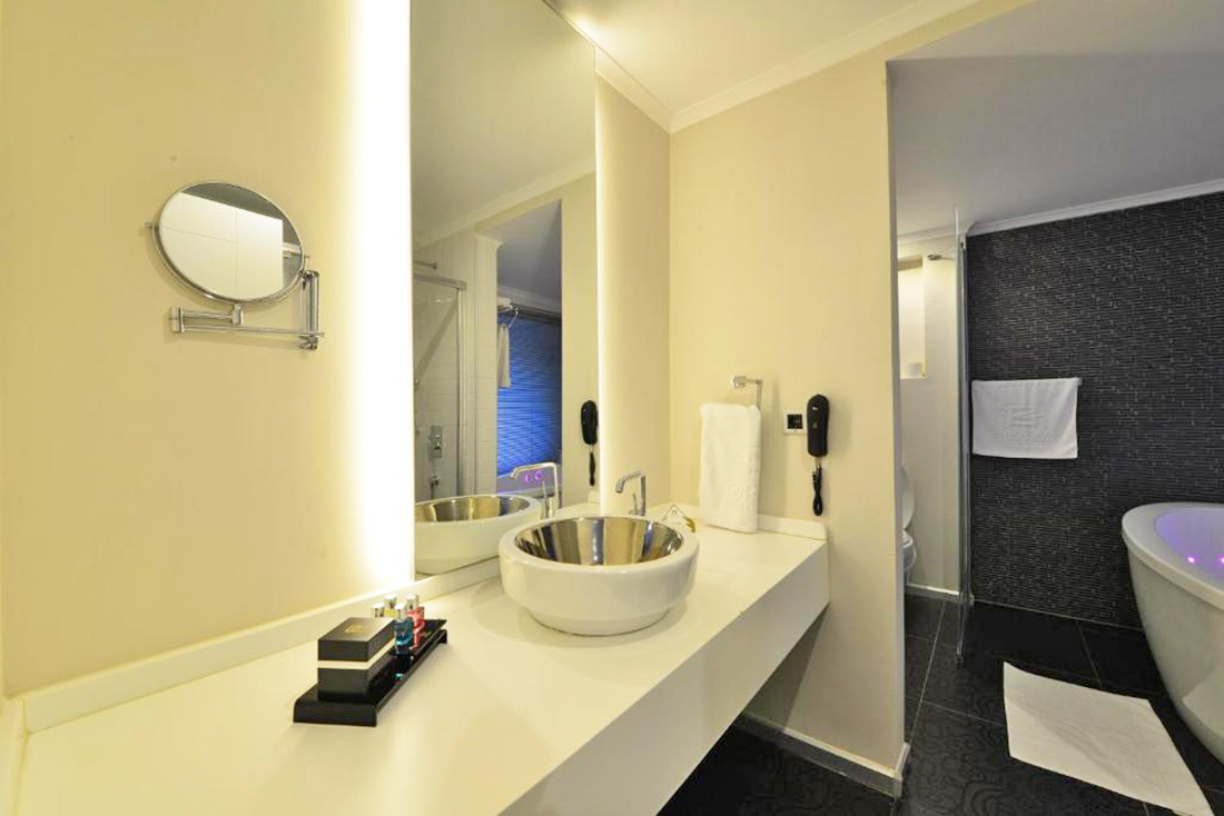suite room bathroom