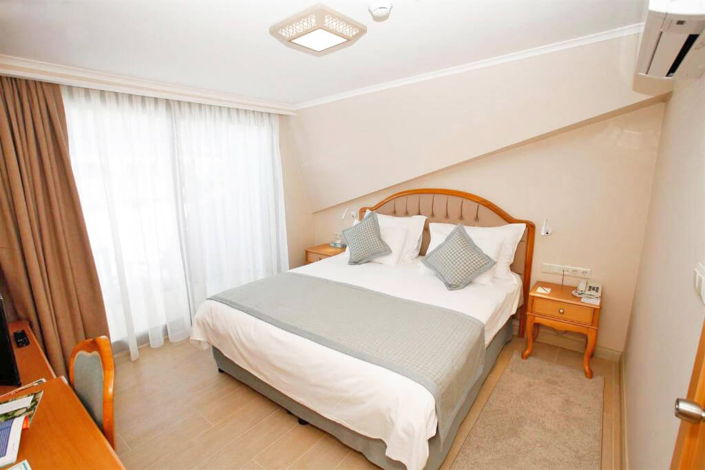 deluxe suite bed room