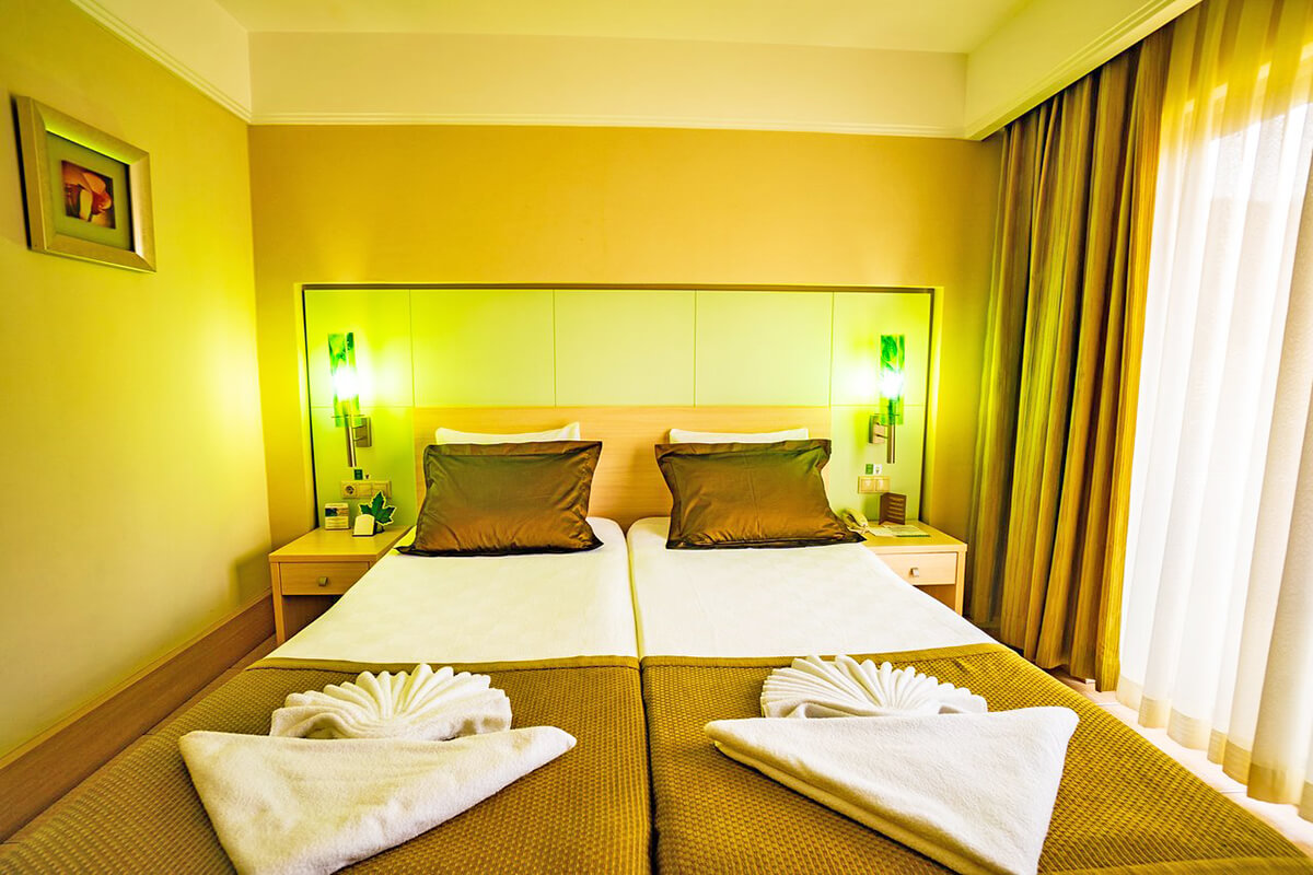 hotel room twin beds