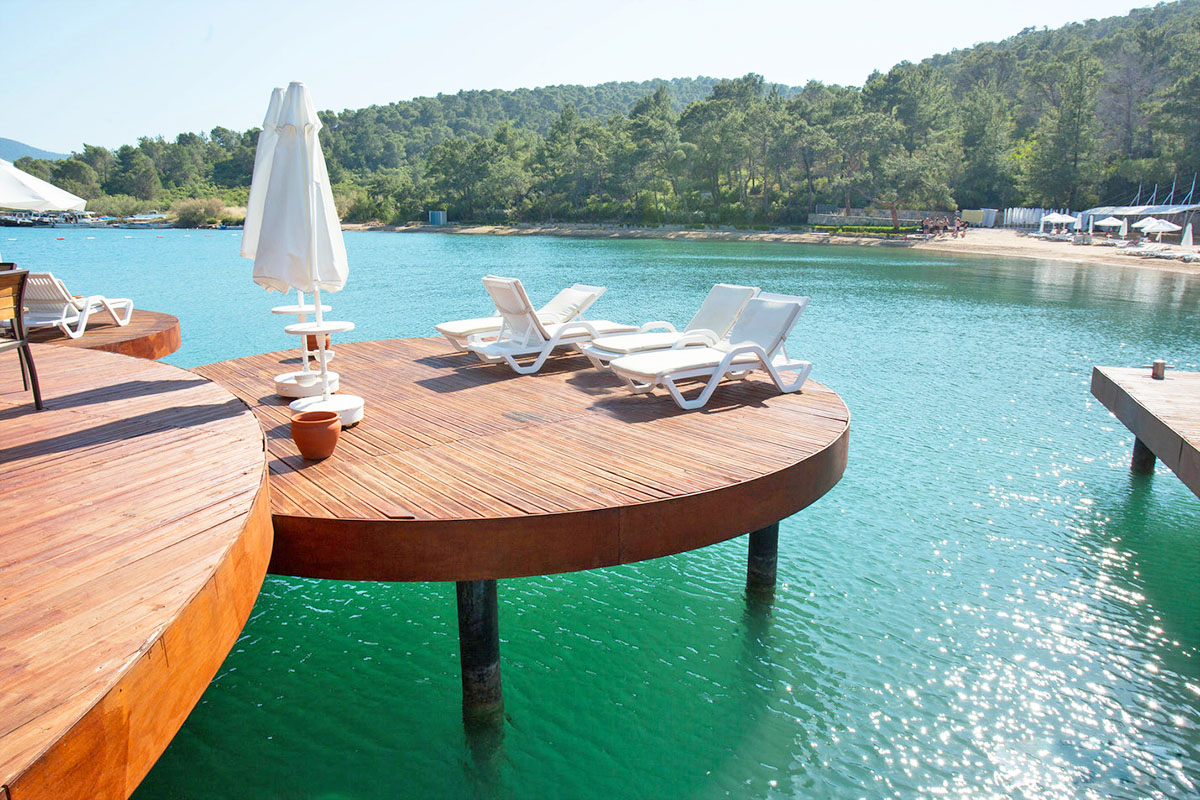 sunbeds crystal green bodrum turkey