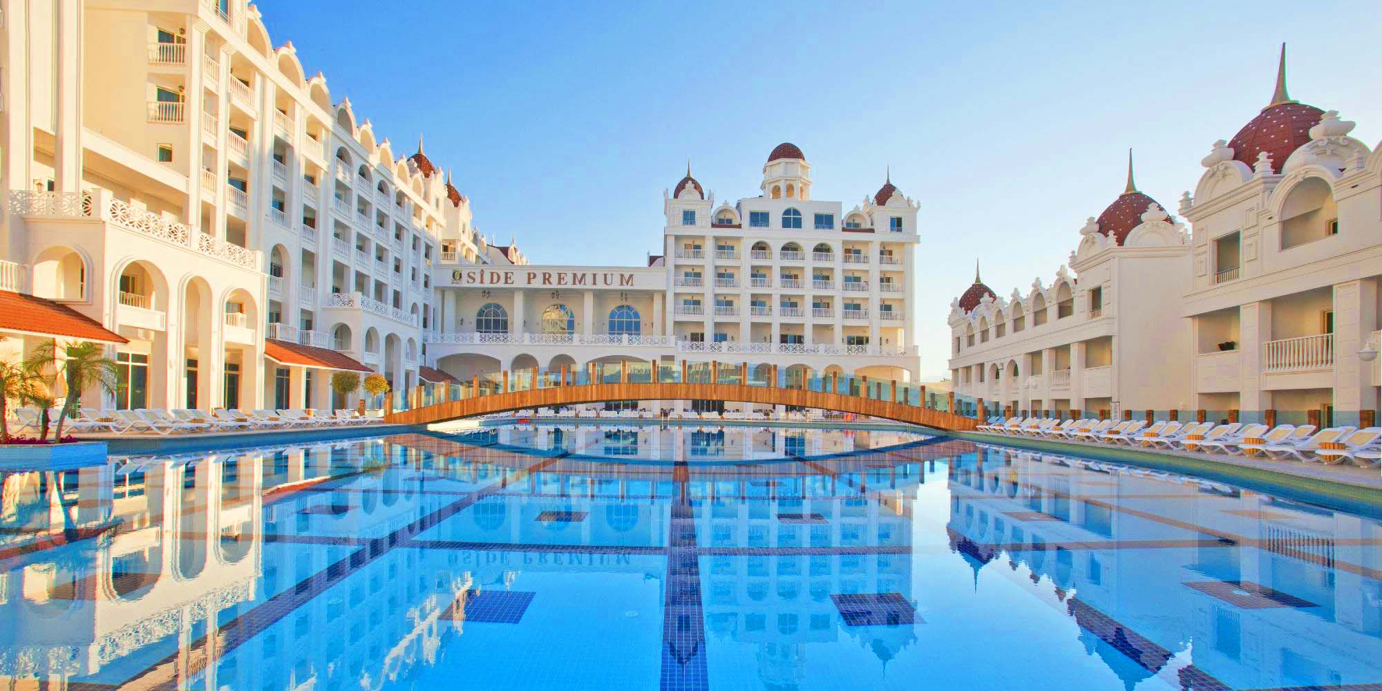 Relaxing pool and spacious sun terrace!