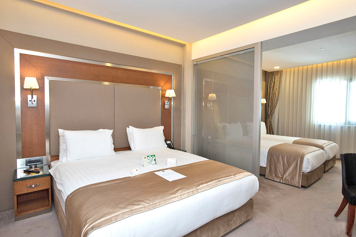 dosso dossi hotel connected room