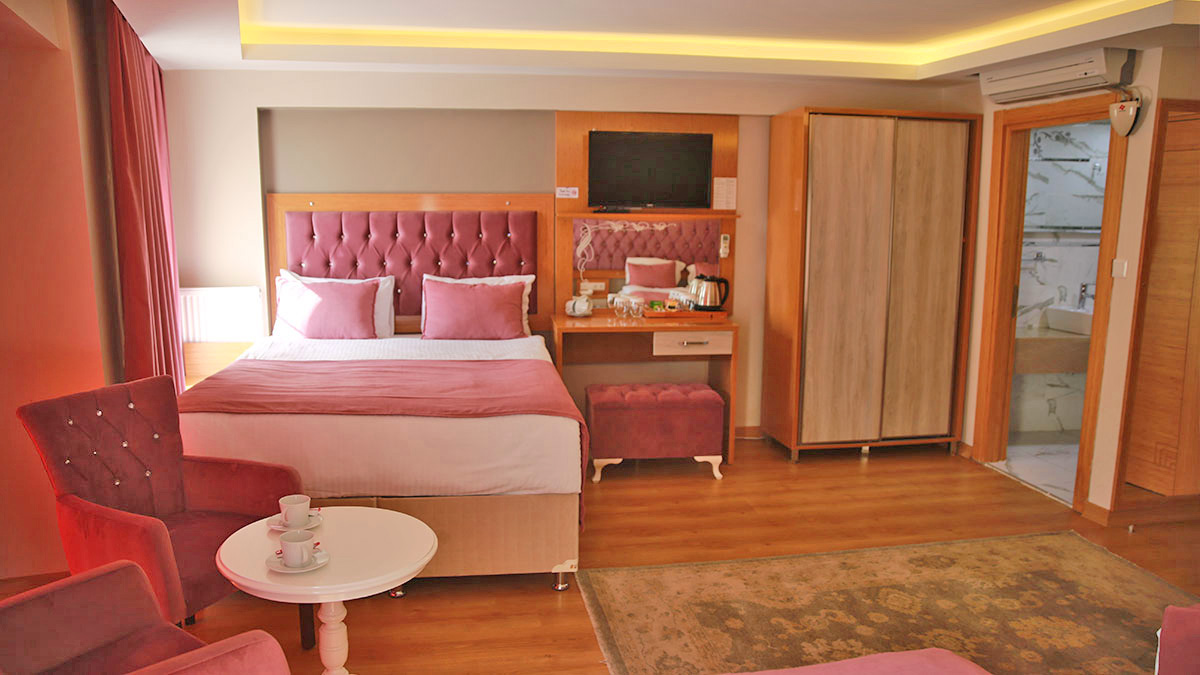 black pearl double bedroom