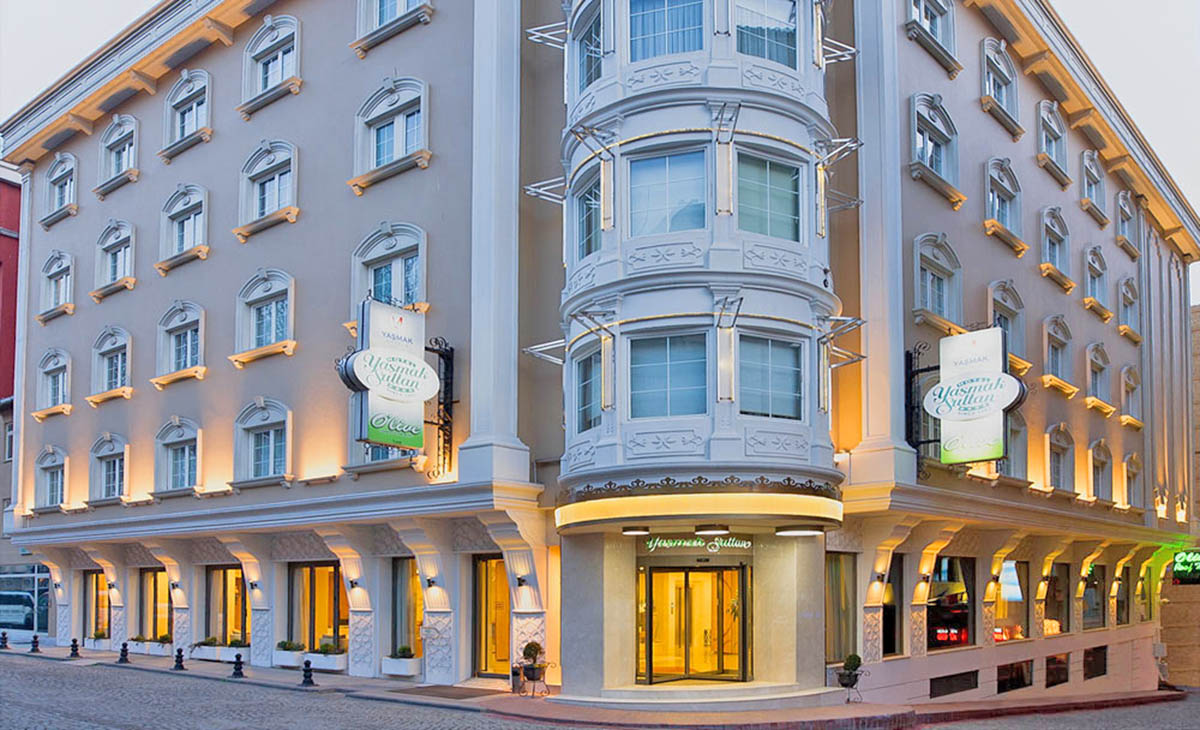 entrance yasmak sultan istanbul turkey