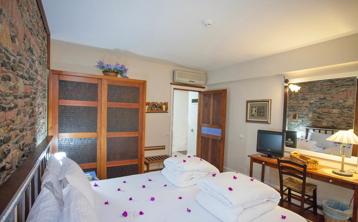 ei vino hotel deluxe suite bedroom