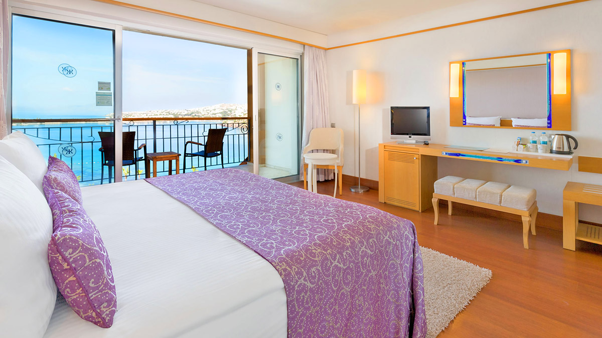 kefulaka resort deluxe room bedroom